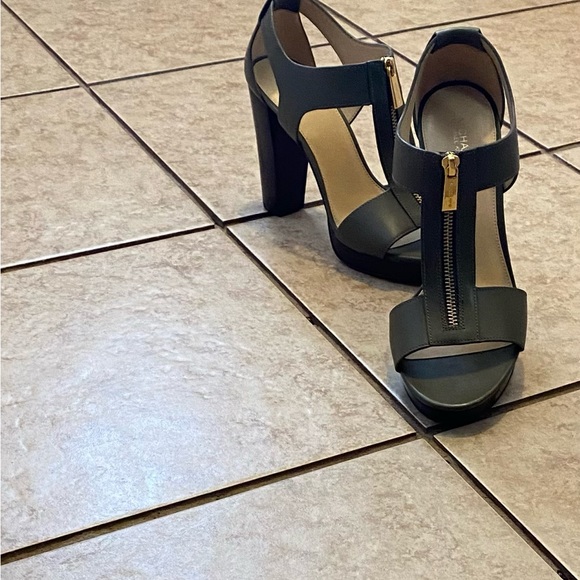 Michael Kors Alexia Leather Platform Sandal in Admiral (Drab Green), size 9M - Picture 2 of 6